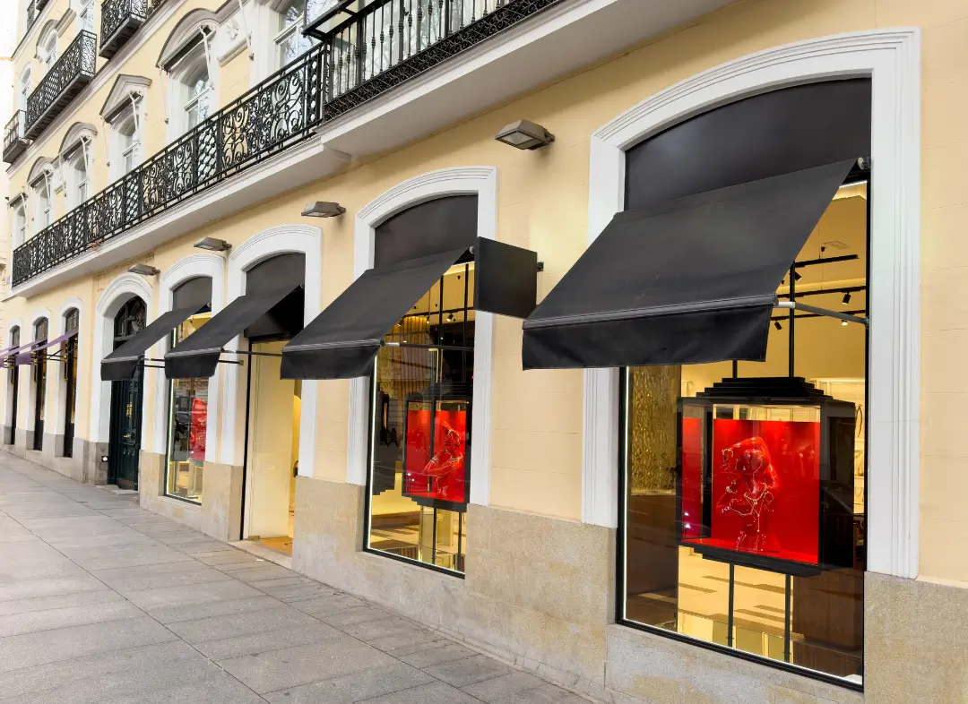 Façade vitrine de magasin en aluminium sur mesure à Lisieux